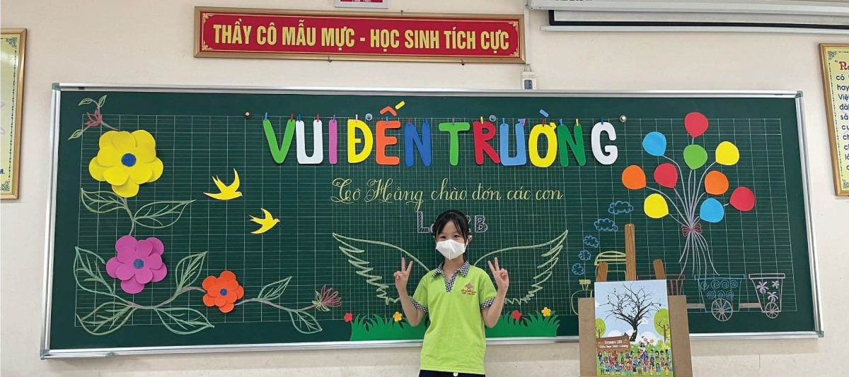 Bảng từ xanh trong lớp học