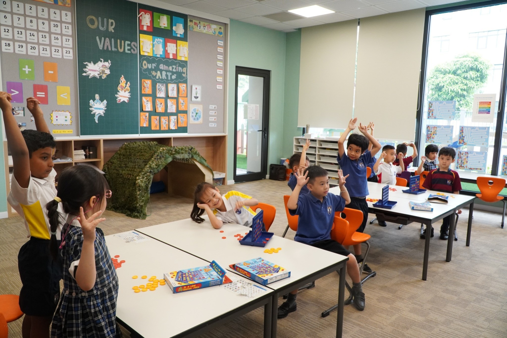 VÌ SAO NÊN THIẾT KẾ BÀN GHẾ HÌNH DẠNG KHÁC NHAU TRONG LỚP HỌC ?