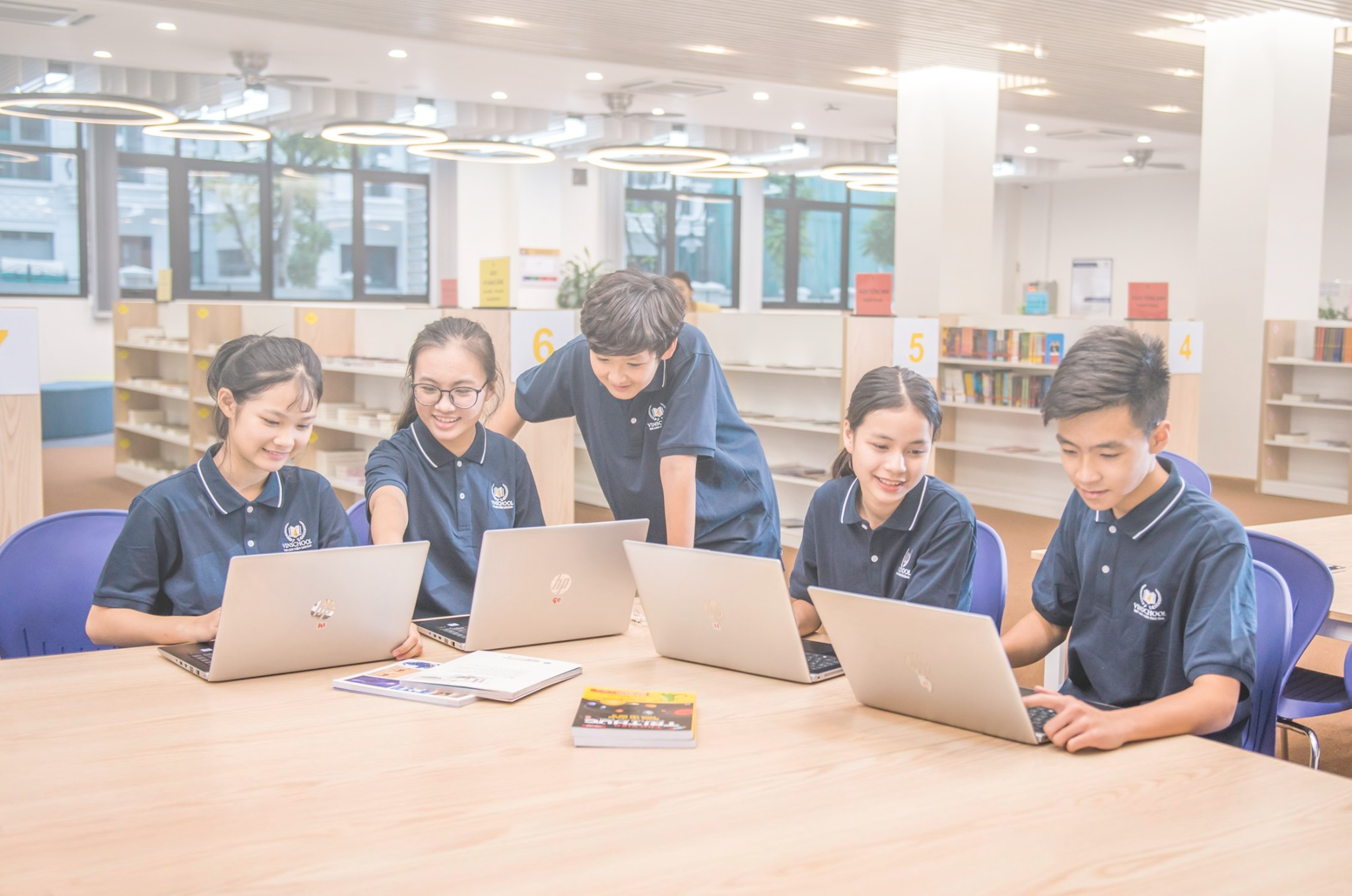 Giải pháp nội thất giáo dục </br>
[{hiện đại và linh hoạt}]